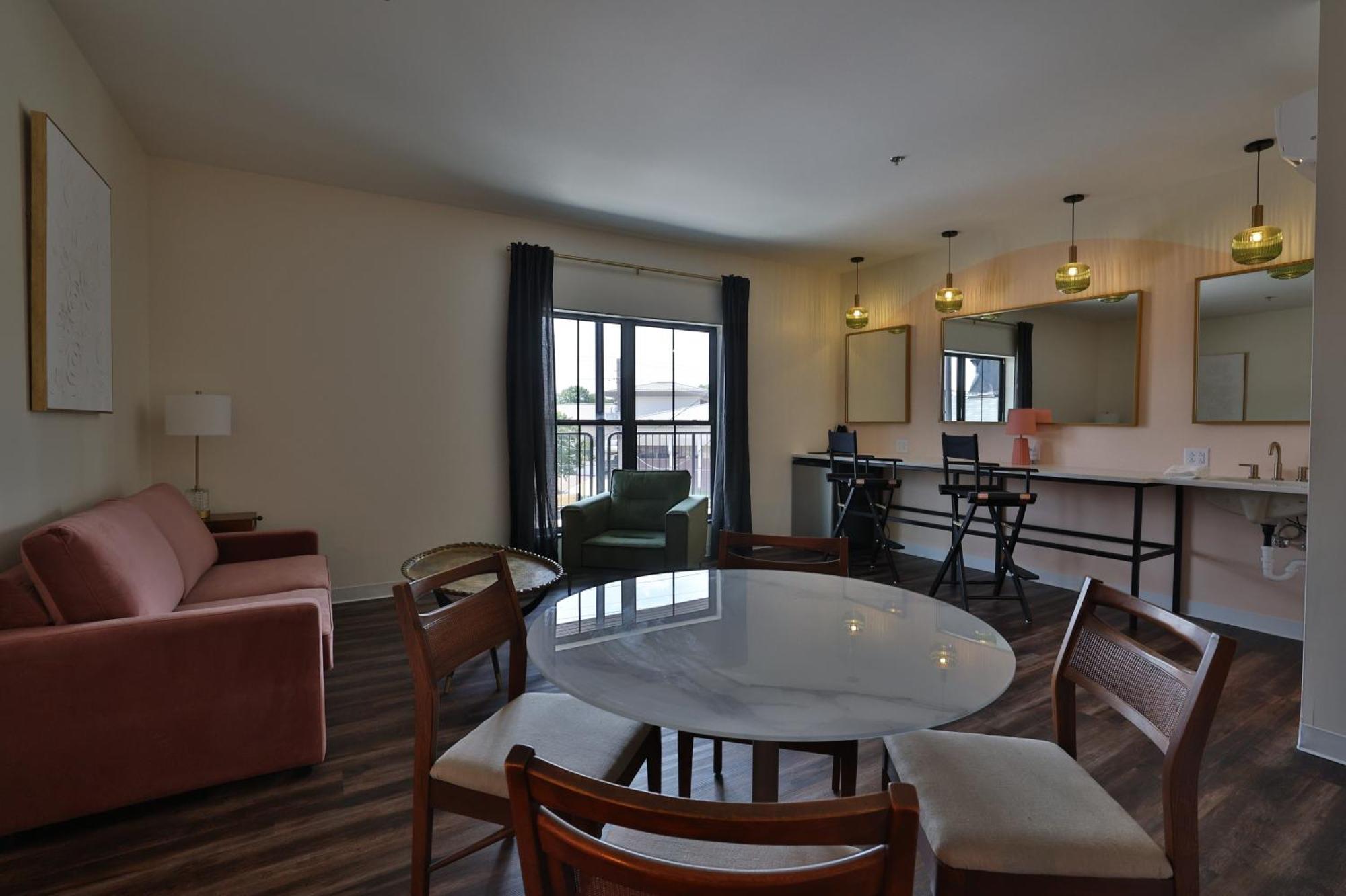 Urban Collective Boutique Hotel 에드워즈빌 외부 사진